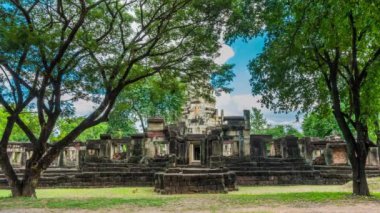 Phanom Wan Kalesi 'nin Zaman Çizelgesi antik çağlarda güzel, açık bir gökyüzü gününde tarihi parkta inşa edildi. Nakhon Ratchasima Eyaleti, Tayland.