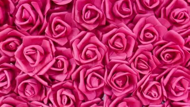 バレンタインデーに飾られた多くの赤い紙のバラ スペースのコピー — ストック動画
