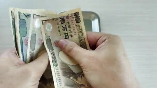 Tangan Menghitung Yen Dan Menempatkan Mereka Nampan Untuk Perubahan Untuk — Stok Video