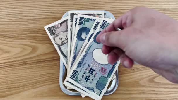 Dłonie Liczyć Jenów Zarówno Banknotów Monet Umieścić Tacy Zmiany Zakupy — Wideo stockowe