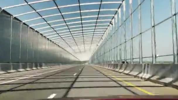 从泰国纳孔拉齐米的一辆汽车的前部看 漂亮的现代高速公路和昏暗的隧道屋顶是未来的道路 视频剪辑