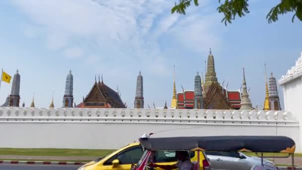 バンコク 2024年1月28日 テンプル ワット カウエの前にいるトゥクトゥク人と人々は タイのバンコク王宮にいます 世界中の観光客に人気の場所と目的地です — ストック動画