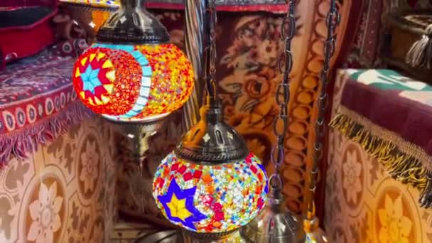 Traditionelle Türkische Laternen Schmücken Farbenfroh Das Innere Des Gebäudes Mit — Stockvideo