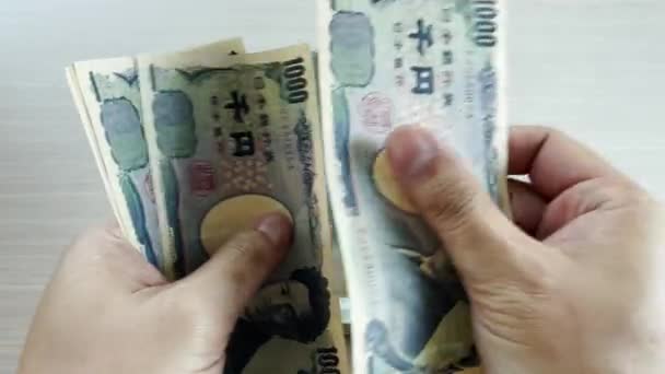 Hände Zählen Yen Und Legen Sie Ein Tablett Für Kleingeld — Stockvideo