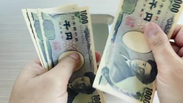 Hände Zählen Yen Und Legen Sie Ein Tablett Für Kleingeld — Stockvideo