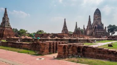 Wat Chaiwatthanaram 'ın Timelapse' ı Ayutthaya Tarihi Parkı turistlerin geleneksel Tayland kostümleriyle gelip ziyaret etmeleri için popüler bir yerdir..