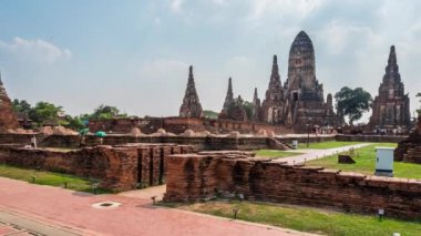 Wat Chaiwatthanaram 'ın Timelapse' ı Ayutthaya Tarihi Parkı turistlerin geleneksel Tayland kostümleriyle gelip ziyaret etmeleri için popüler bir yerdir..