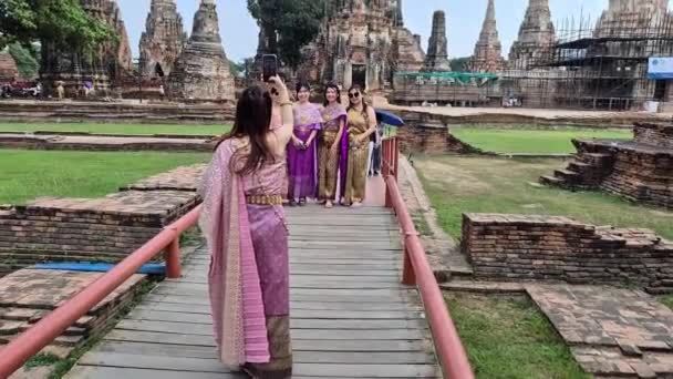 2024年3月24日 Ayutthaya Wat Chaiwatthanaram Ayutthaya历史公园是旅游胜地 游客们穿着传统的泰国服装前来游览 — 图库视频影像