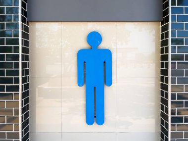 Fayanslı duvarda büyük mavi erkekler tuvaleti tabelası var. Boşluk arkaplanı kopyala