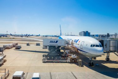 TOKYO, JAPAN - 10 Nisan 2024: ANA ya da All Nippon Airways Japonya 'nın ulusal havayolu uçağıdır ve Haneda Havaalanı yolcularını bir Boeing 787-9 uçağıyla karşılamaya hazırlanmaktadır..