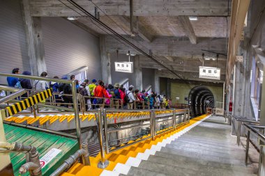 TOYAMA JAPONYA-MAYIS 10.2015: Turistler, büyük bir turizm merkezi olan Kurube Barajı 'na gitmek üzere Kurodaira İstasyonu' ndaki teleferik vagonuna binmek için bekliyorlar.