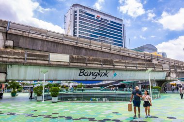 BANGKOK, THAILAND - 3 Eylül 2023: Şehrin ortasında MBK alışveriş merkezinin önünde üzerinde logo bulunan köprü ve sanatçılar ve turistlerin reklam panoları için popüler bir yer.