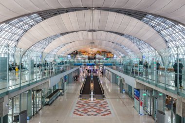 BANGKOK, THAILAND - 6 Nisan 2024: Suvarnabhumi Havalimanı 'nın modern tasarımı birçok modern teknolojiyle birlikte kavisli bir tasarımla dünyanın dört bir yanından birçok yolcu tarafından kullanılmaktadır..
