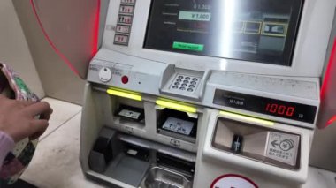 Platform istasyonundaki bilet otomatına Japon yenini eklemek ve günlük metro bileti, kendi kendini satın alma teknolojisi. Japonya 'da modern toplu hızlı ulaşım sistemi