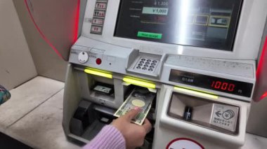 Platform istasyonundaki bilet otomatına Japon yenini eklemek ve günlük metro bileti, kendi kendini satın alma teknolojisi. Japonya 'da modern toplu hızlı ulaşım sistemi