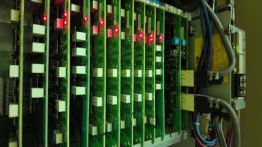 PABX telefon anakartında dijital bağlantı durumunu gösteren yanıp sönen bir ışık var. iletişim teknolojisi