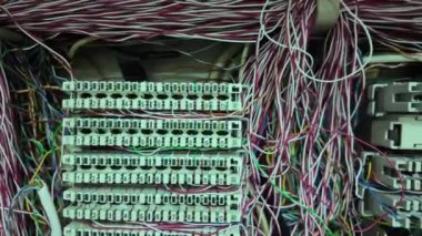 Bir PABX telefon kulübesinde analog sistemde birçok renkte kablolar birbirine bağlanır. iletişim teknolojisi