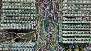 Bir PABX telefon kulübesinde analog sistemde birçok renkte kablolar birbirine bağlanır. iletişim teknolojisi