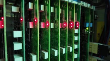 PABX telefon anakartında dijital bağlantı durumunu gösteren yanıp sönen bir ışık var. iletişim teknolojisi