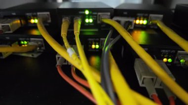 Çoklu kip ve tek kipli ağları ve iletişim sistemlerini ortam dönüştürücüleri ve arkaplan ışıklandırmalarıyla bağlamak için fiber optik kablolar.