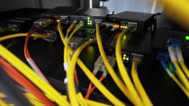 Çoklu kip ve tek kipli ağları ve iletişim sistemlerini ortam dönüştürücüleri ve arkaplan ışıklandırmalarıyla bağlamak için fiber optik kablolar.