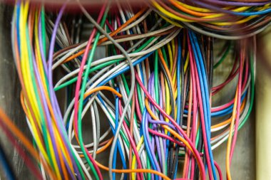 Özel Otomatik Şube telefon santralinin içinde PABX kablo sistemi eski teknolojidir. Odaklanmayı seç