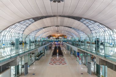 BANGKOK, THAILAND - 6 Nisan 2024: Suvarnabhumi Havalimanı 'nın modern tasarımı birçok modern teknolojiyle birlikte kavisli bir tasarımla dünyanın dört bir yanından birçok yolcu tarafından kullanılmaktadır..