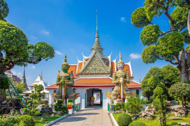 Wat Arun 'da nöbet tutan iki dev heykel bu tapınağın sembolüdür. Burası popüler bir yer ve önemli bir dönüm noktasıdır. Bangkok Tayland