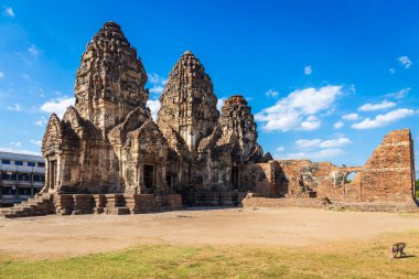 Phra Sam Yot tapınağını maymunla donattı, Lopburi, Tayland 'da antik mimari.