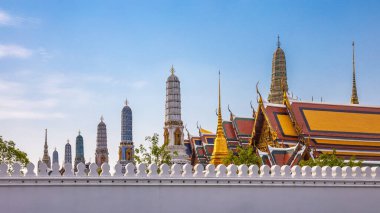 Temple Wat Phra Kaew Tayland 'daki Bangkok Kraliyet Sarayı' nda. Dünyanın dört bir yanındaki turistler için popüler bir yer..