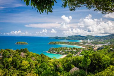 3 Bay Viewpoint 'teki Kata-Karon Sahili Phuket Tayland' da yaz tatilleri için popüler bir turistik yerdir..