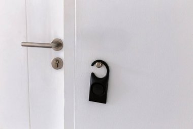 Beyaz duvarda kilit ve temizlik işareti olan kapı tokmağı. Boşluk arkaplanı kopyala