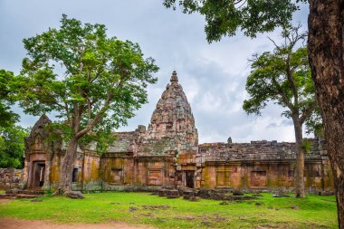 Phanom Rung Tarih Parkı Phanom Rung Dağı gömü bölgesinde kaya tarafından inşa edildi.