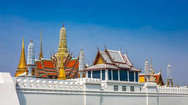 Temple Wat Phra Kaew Tayland 'daki Bangkok Kraliyet Sarayı' nda. Dünyanın dört bir yanındaki turistler için popüler bir yer..