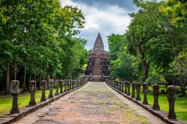 Phanom Rung Tarih Parkı Phanom Rung Dağı gömü bölgesinde kaya tarafından inşa edildi.