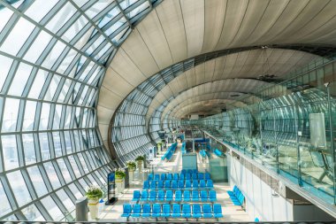BANGKOK, THAILAND - 5 Mart 2017: Suvarnabhumi Havalimanı 'nın modern tasarımı birçok modern teknolojiyle birlikte kavisli bir tasarımla dünyanın dört bir yanından birçok yolcu tarafından kullanılmaktadır..