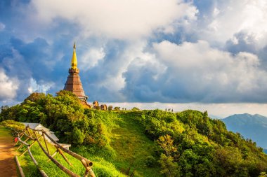 Akşam vakti Doi Inthanon 'un güzel hava manzarası. Mavi gökyüzü arka plan Budist kuzey Tayland' daki Chiang Mai 'de tarihi bir turizm..