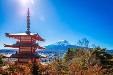 Chureito Red Pagoda, Japonya 'nın bir sembolü olarak kabul edilen popüler ve ünlü bir yer olan Fuji Dağı' nın güzel arka planına sahip beş katlı bir pagoda..