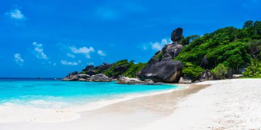 Panorama manzarası mavi gökyüzü ve bulutlarla güzel manzara, Similan adasındaki mavi deniz ve beyaz kum plajı, Similan ulusal parkındaki 8 numara, Phuket, Tayland turistler için en popüler tatil yeri..