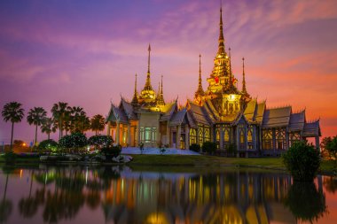 Günbatımında mermerden ve çimentodan yapılmış güzel tapınak Sikhio 'nun simgesi Nakhon ratchasima, Tayland' da su yansıması ile