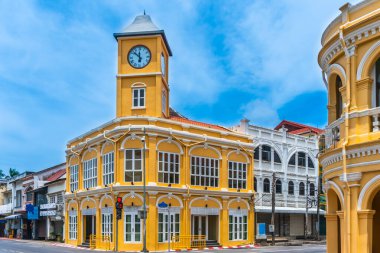 Sino Portekiz tarzı saat kulesine sahip eski kasaba veya eski binalar Phuket Tayland 'ın ünlü simgesidir.