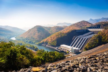 Srinakarin Barajı, Kanchanaburi, Tayland 'da bir vadinin ortasında elektrik üretimi ve tarım için bir su deposu..