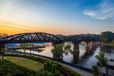 Sabahleyin Kanchanaburi, Tayland 'da Kwai Köprüsü manzarası. Ünlü bir yer ve turistik bir yer.