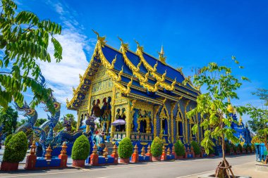 Wat Rong Suea 10 tapınağı mavi gökyüzü arka planına sahip, Chiang Rai Eyaleti, Tayland, popüler bir yer ve Chiang Rai 'nin dönüm noktası.