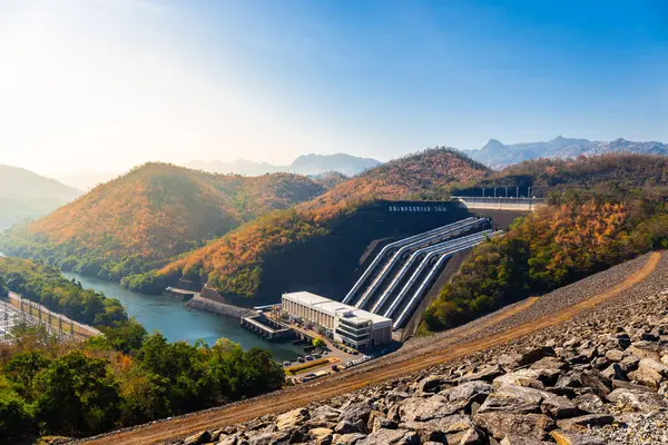 Srinakarin Barajı, Kanchanaburi, Tayland 'da bir vadinin ortasında elektrik üretimi ve tarım için bir su deposu..