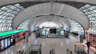 BANGKOK, THAILAND - 6 Nisan 2024: Suvarnabhumi Havalimanı 'nın modern tasarımı birçok modern teknolojiyle birlikte kavisli bir tasarımla dünyanın dört bir yanından birçok yolcu tarafından kullanılmaktadır..