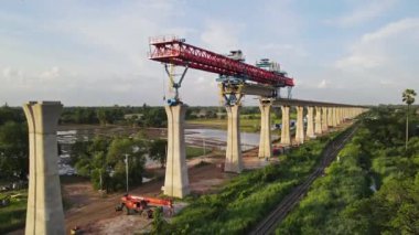 Bangkok 'tan Nakhon Ratchasima' ya yüksek hızlı demiryolu projesi için vinç kullanan yüksek hızlı bir demiryolu inşaatı.