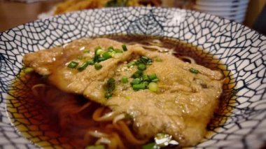 Sıcak, dumanlı ramen, geleneksel bir Japon yemeği..