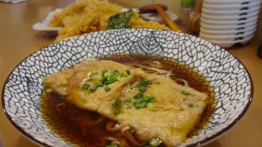 Sıcak, dumanlı ramen, geleneksel bir Japon yemeği..