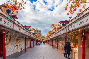 Asakusa, Tokyo, Japonya - 13 Kasım 2023: Asakusa 'daki Sensoji Tapınağı' na giden yolun sabahları her iki tarafta da birçok dükkânı vardır..